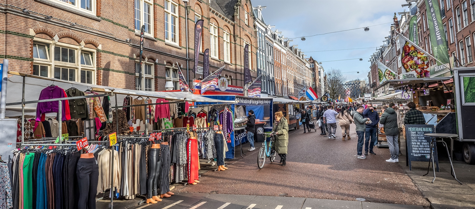 Foto van de Albert Cuypmarkt in Amsterdam