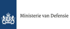 Het logo van het ministerie van defensie in het wit op een blauwe achtergrond met aan de rechterkant in zwarte letters ministerie van defensie.